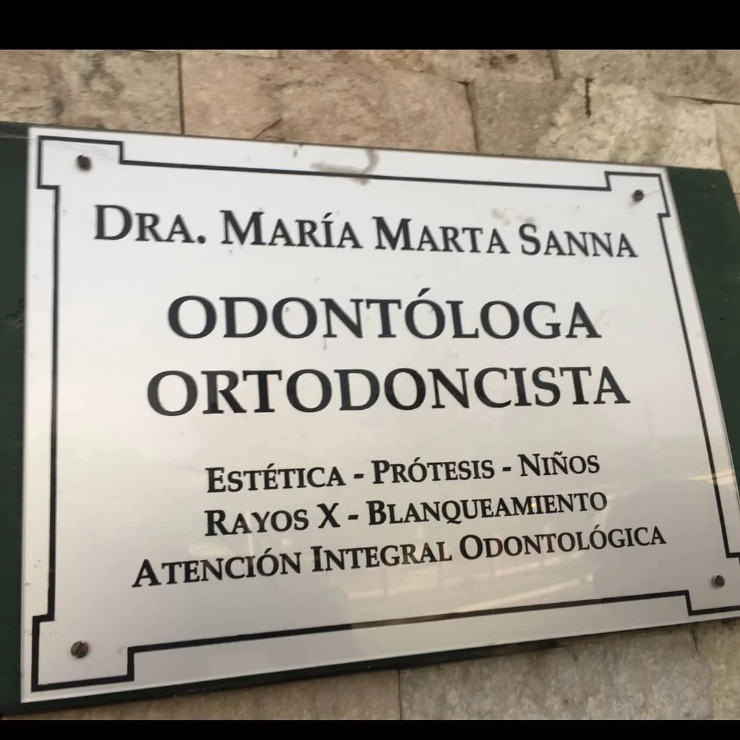 Cartel: Dra. María Marta Sanna, odontóloga ortodoncista