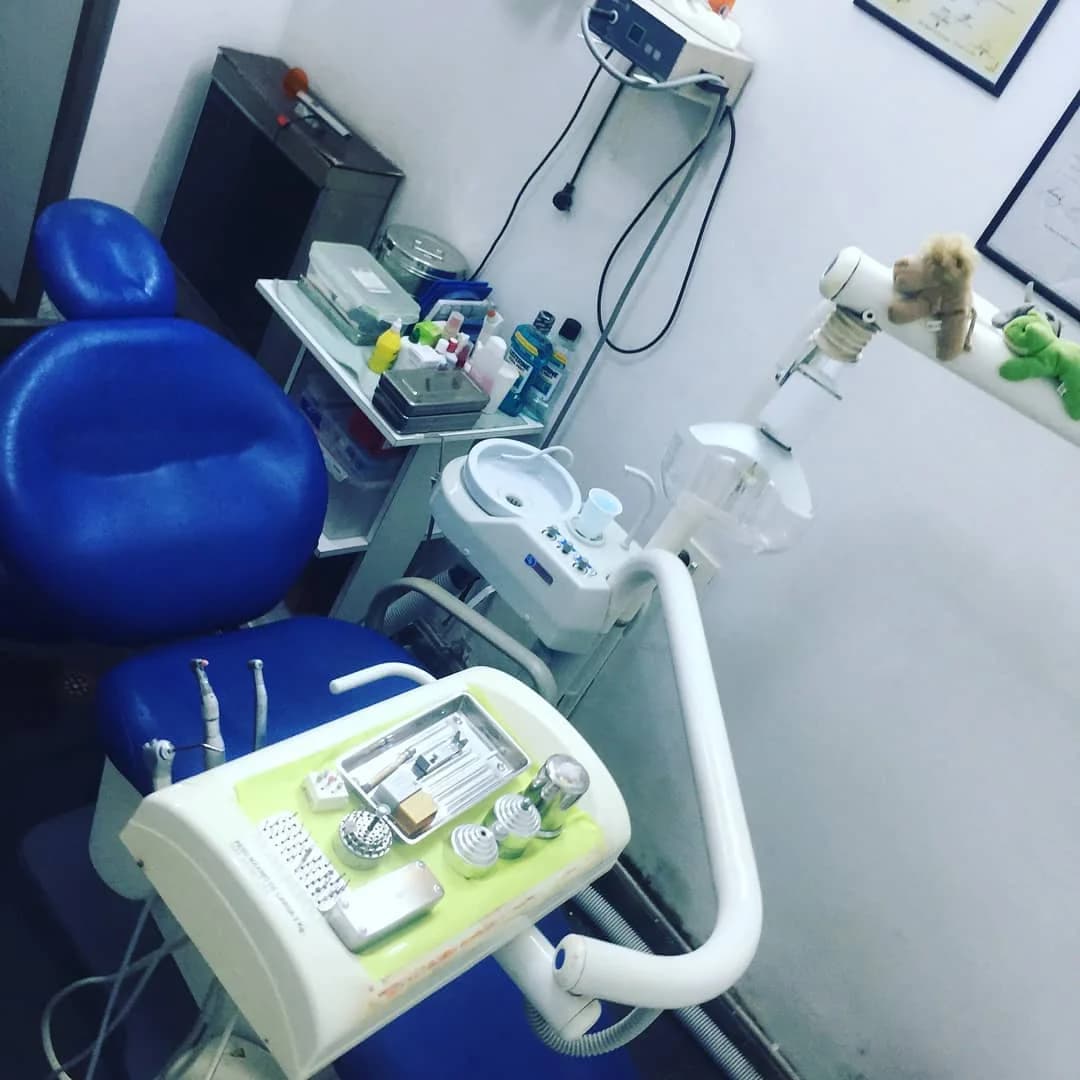 Equipo odontológico y sillón del consultorio
