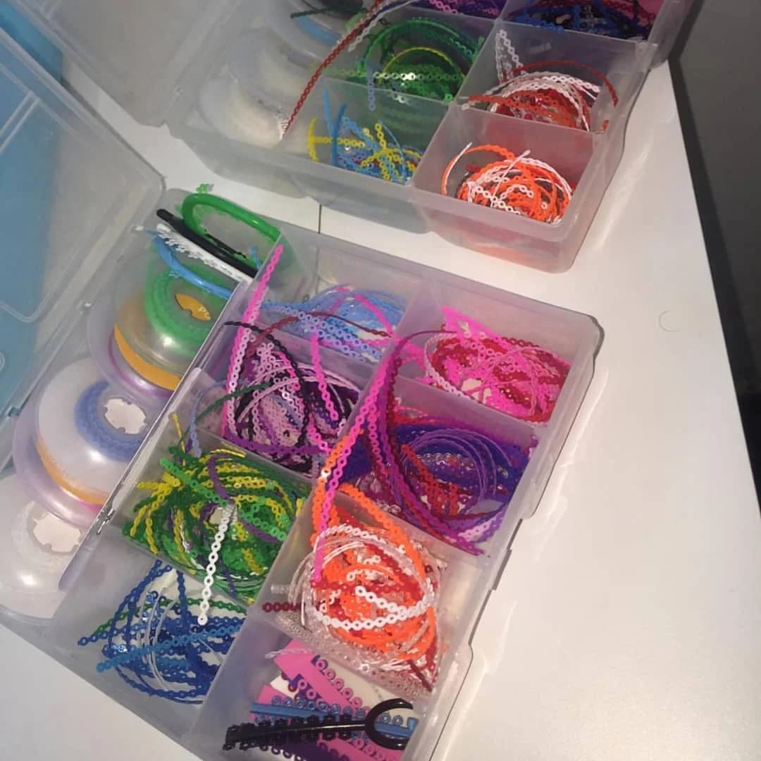 Caja con gomitas de brackets de todos los colores